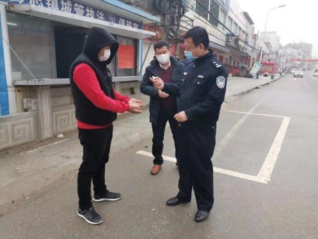 「福州新闻网」武汉男孩送女友被困蕲春 车上生活半月被民警救助