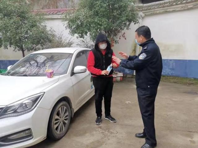 「福州新闻网」武汉男孩送女友被困蕲春 车上生活半月被民警救助