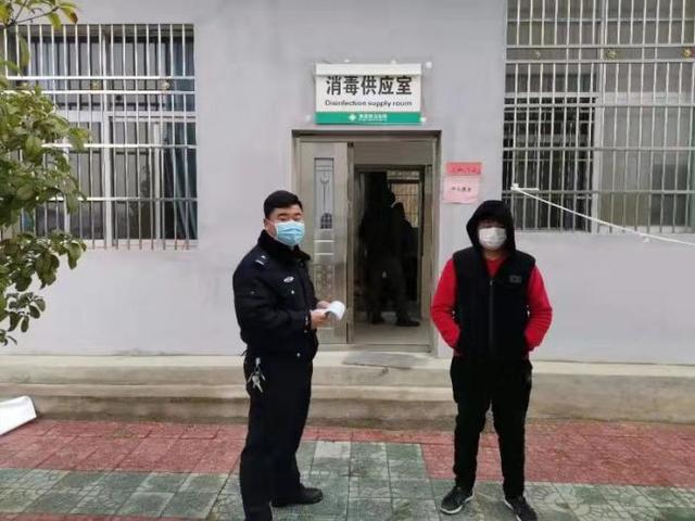 「福州新闻网」武汉男孩送女友被困蕲春 车上生活半月被民警救助