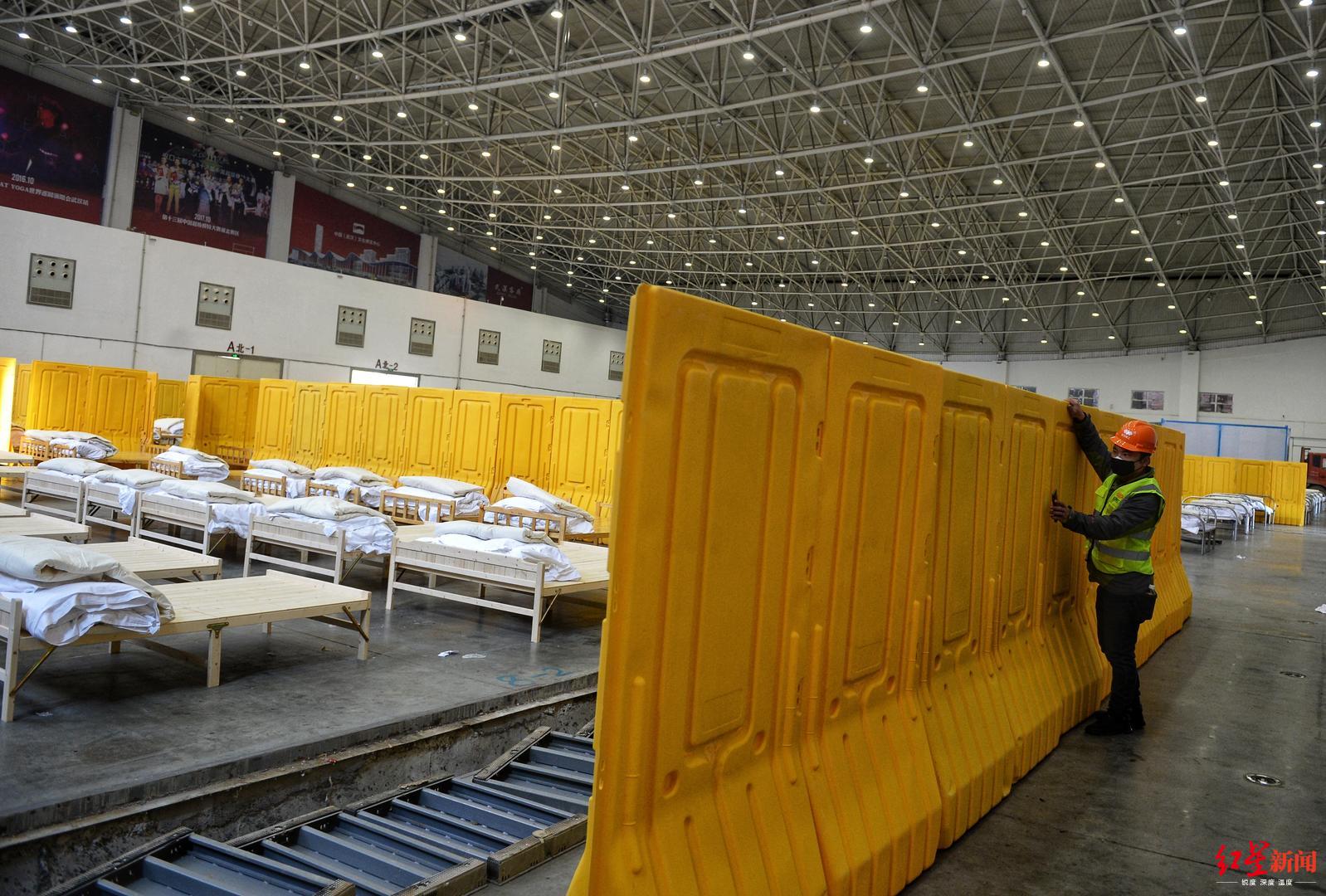 直击在建中的武汉"方舱医院":每张床铺配电热毯保暖