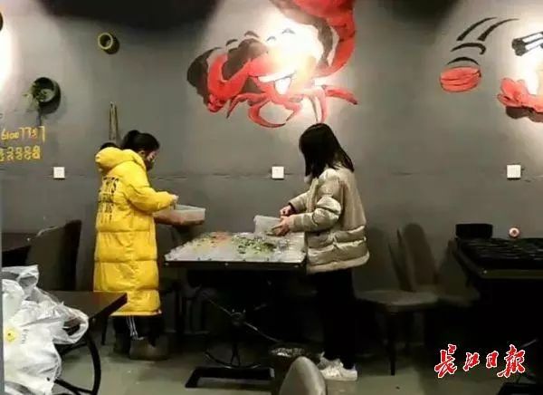 #人民日报#宅在家中的日子里，这13个普通人的故事，看哭了……