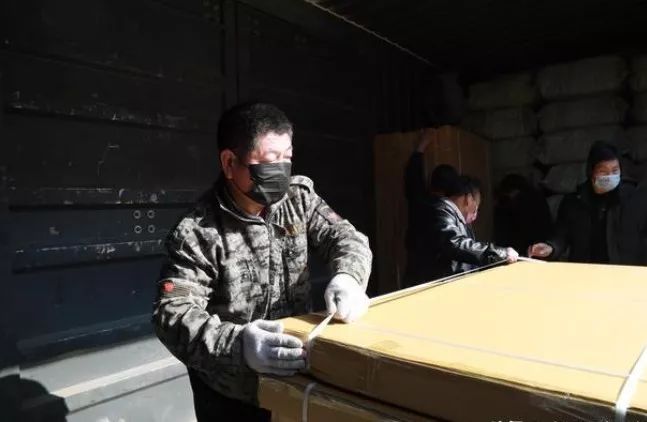 #人民日报#宅在家中的日子里，这13个普通人的故事，看哭了……