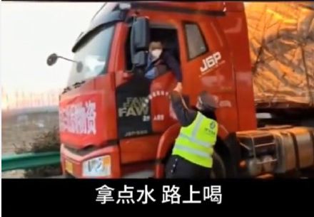 #人民日报#宅在家中的日子里，这13个普通人的故事，看哭了……
