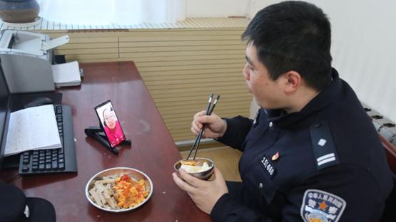 #人民日报#宅在家中的日子里，这13个普通人的故事，看哭了……