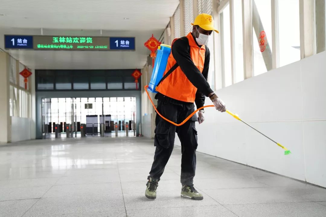 #人民日报#宅在家中的日子里，这13个普通人的故事，看哭了……
