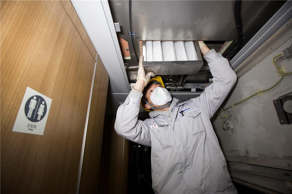 【经济日报】加强动车车体防疫消杀 确保动车“无毒”上线