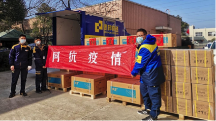 #新华日报财经#快递公司搭起“抗疫”绿色通道：春节期间6成以上订单为医疗物资