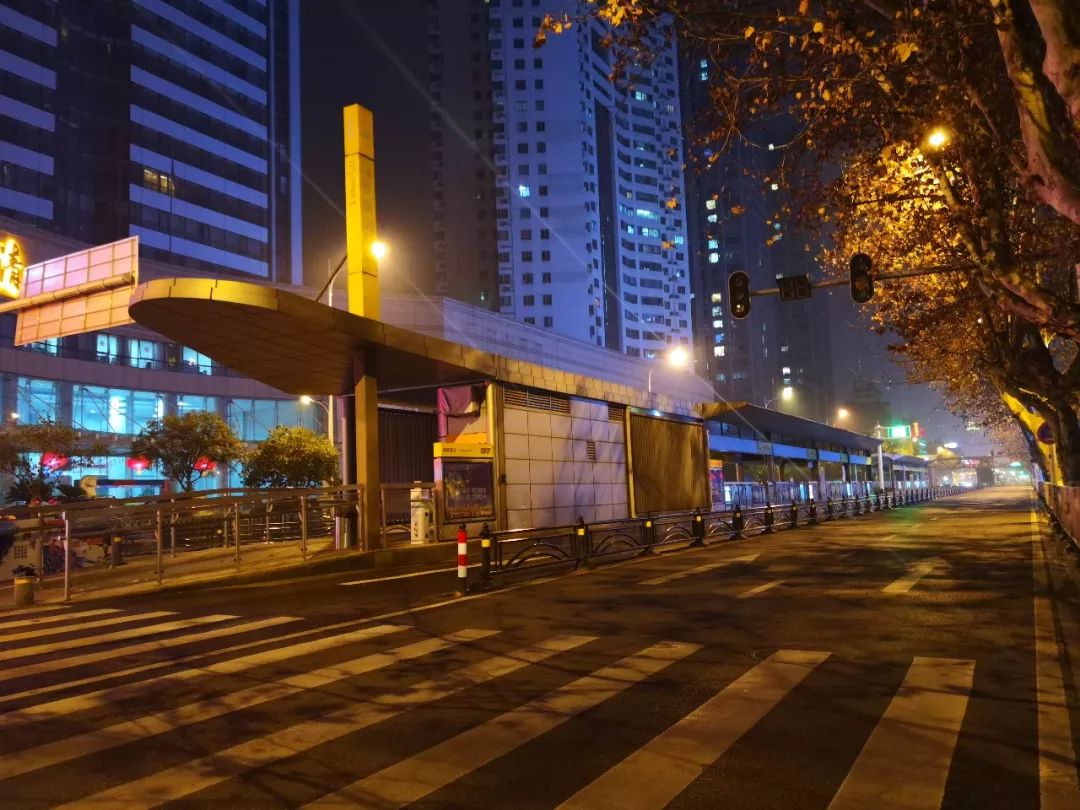 葛州坝物业分公司钓鱼台物管部保安罗延军在抗疫一线值班岗亭严防值守