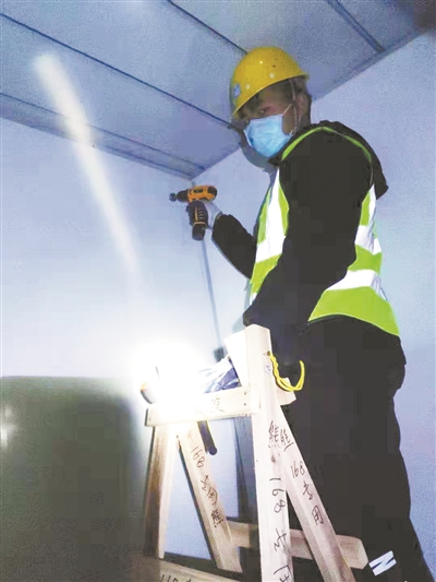 「中国教育报」雷神山医院建设工地上，闪现教育人的身影看，师生鏖战雷神山