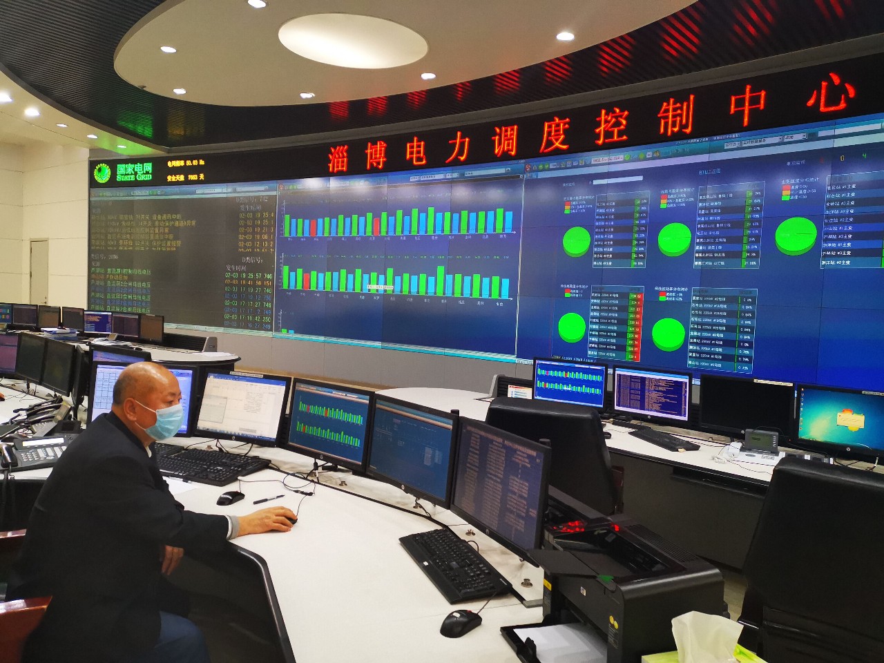 不到6个月退休的王建东坚守调度台调度员赵洪超在分析电网数据消毒