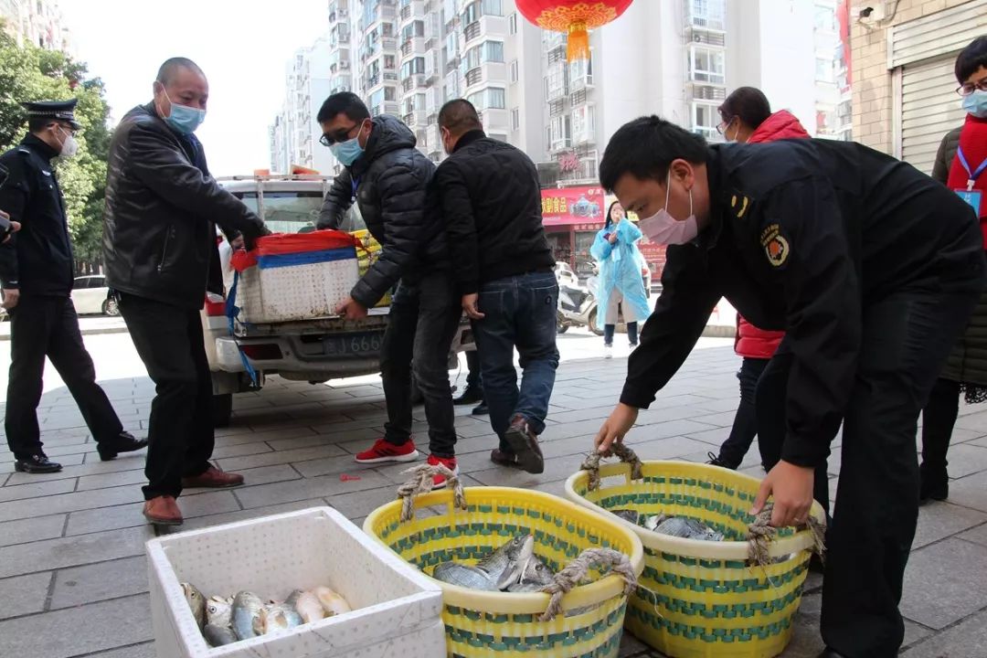 热心居民给东嘉花园业主送鱼为大家加油打气