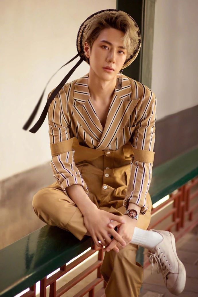 王一博14岁跑龙套照,"黄毛"搭白t恤,清瘦白净难掩少年稚气