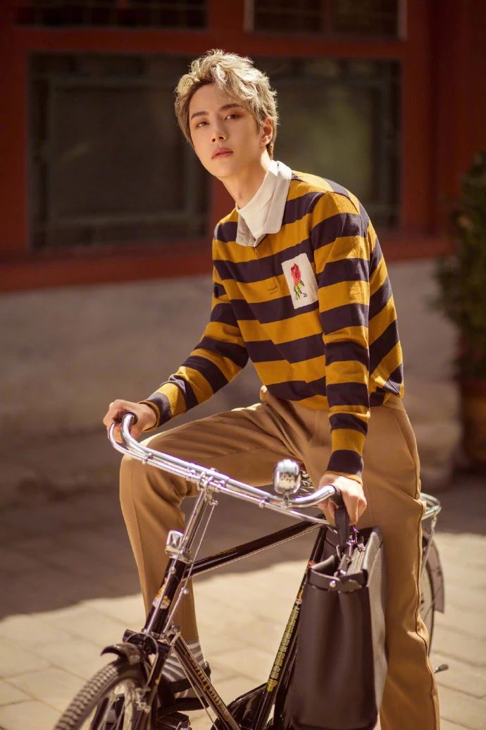 王一博14岁跑龙套照,"黄毛"搭白t恤,清瘦白净难掩少年稚气