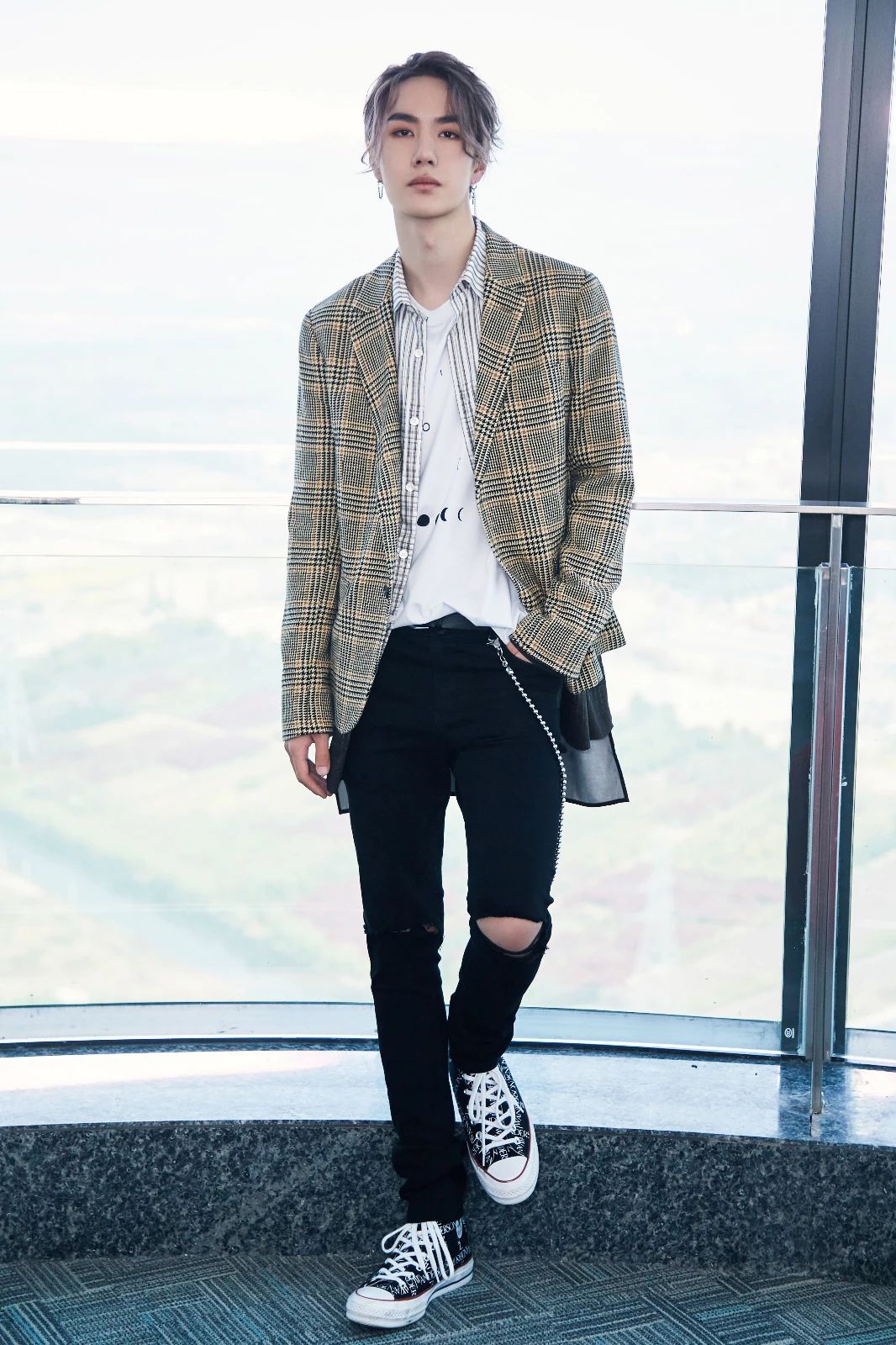 王一博14岁跑龙套照,"黄毛"搭白t恤,清瘦白净难掩少年稚气