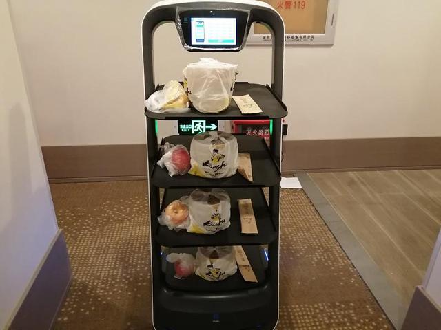 深晚报道黑科技助力防疫智能机器人当起送餐小哥