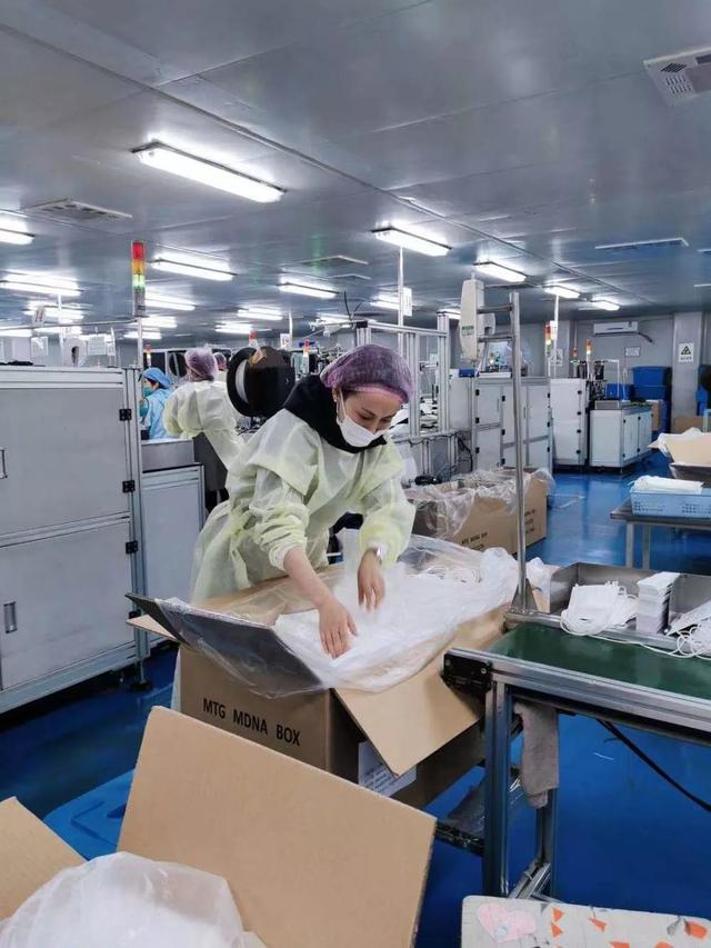 这个口罩厂来了一群临时工