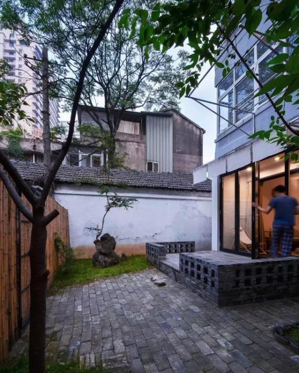 改造后的院子镂空墙砖没有动,在墙砖里面用毛竹新作了一面新的院墙,有