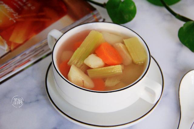 【胡萝卜竹蔗马蹄水】 主料:竹蔗,马蹄,胡萝卜