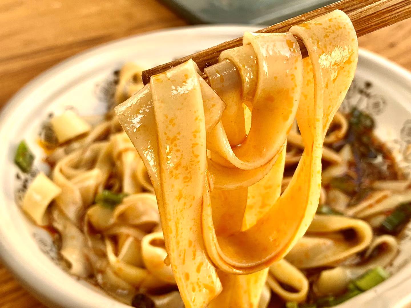 黄色凉皮怎么做用的食材竟然是它不洗面不用蒸柔软又劲道