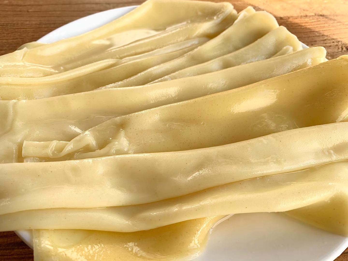 黄色凉皮怎么做用的食材竟然是它不洗面不用蒸柔软又劲道