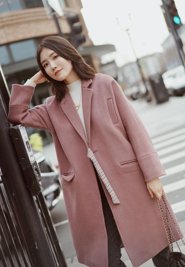 但是烟粉色和少女粉一样也属于浅色系,在搭配这样颜色的外套时我们