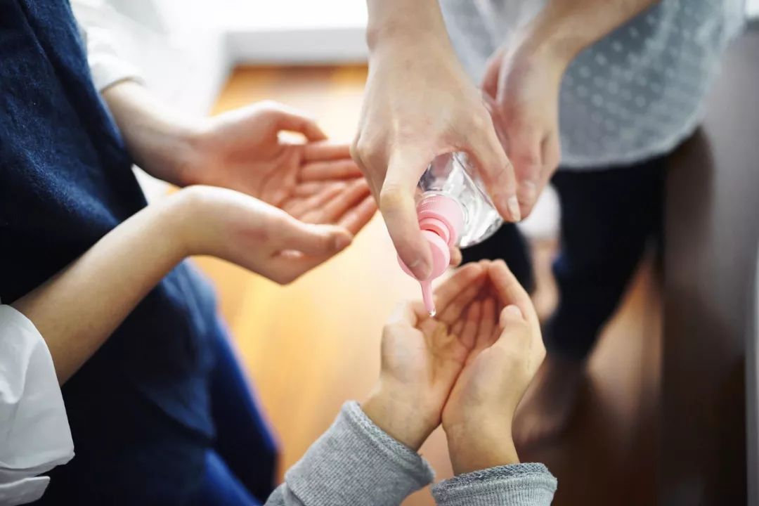 人民日报@使用酒精和84消毒液，务必注意这些安全问题