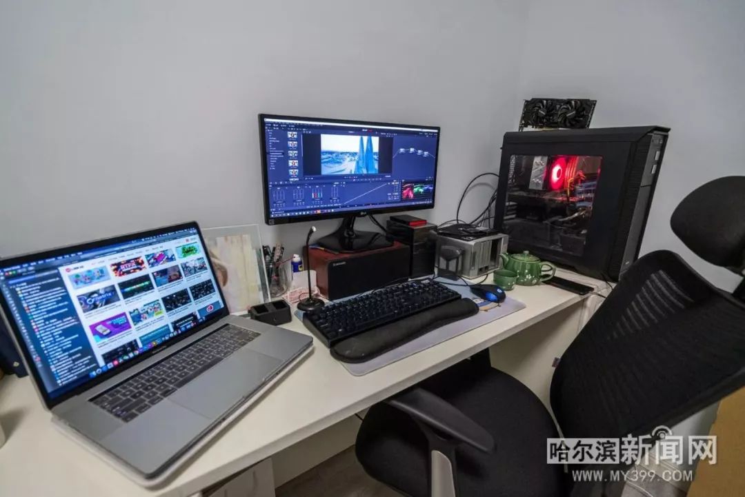 这哥们电脑干的啥?