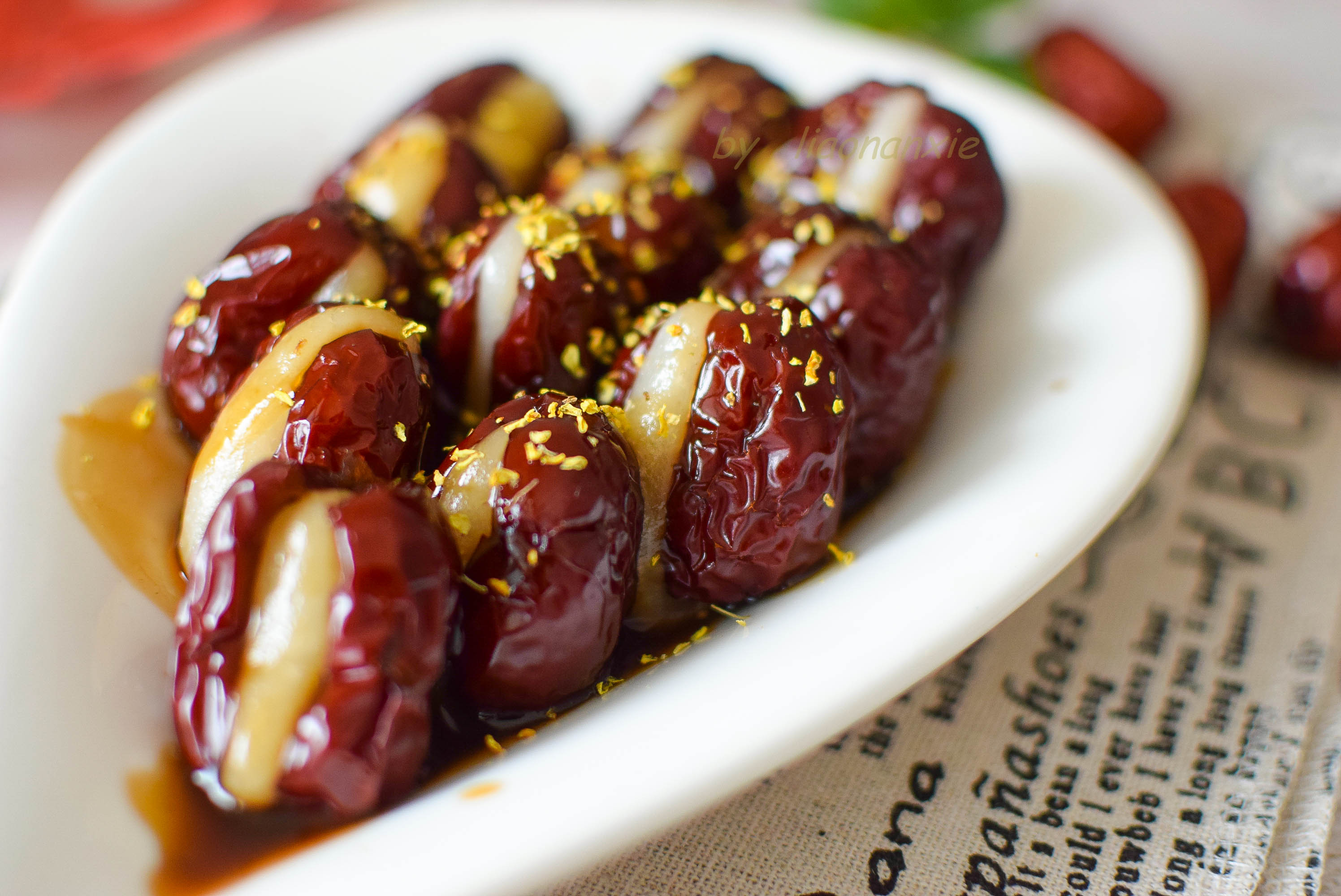 首先想到的当然是糯米红枣,它是江南传统小吃,好多酒楼里都用它当冷盘