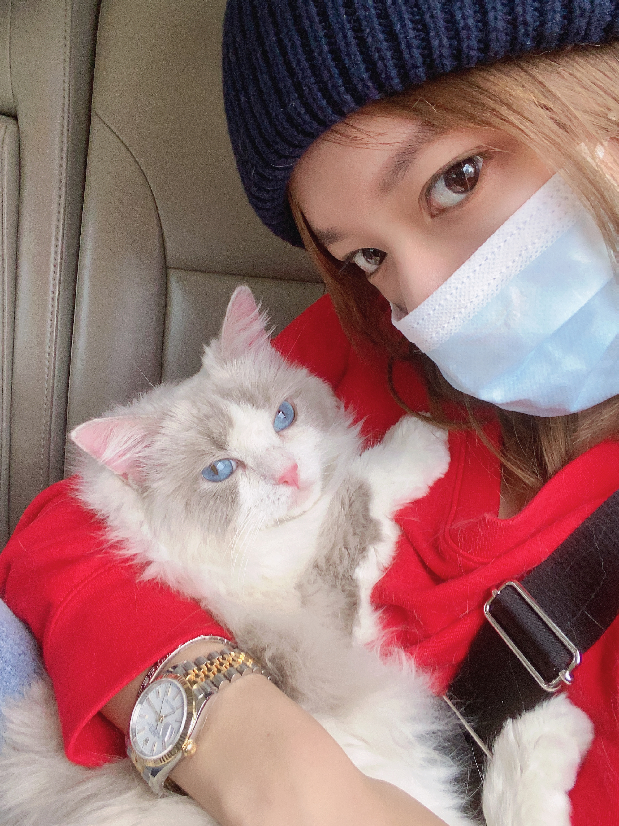 程潇与宠物自拍破谣言身穿新年红卫衣戴口罩也难掩芭比美颜