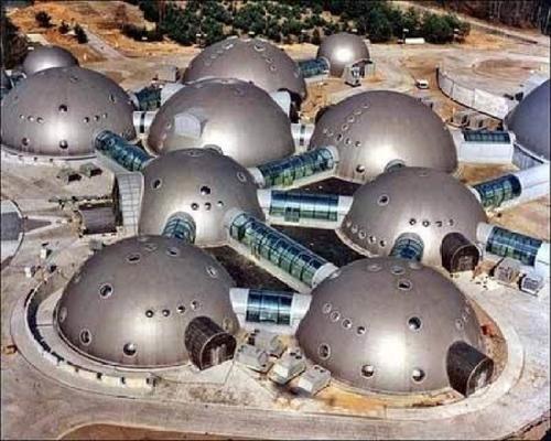 建筑很具科幻性,远远望去,就像一个个圆圆的地雷