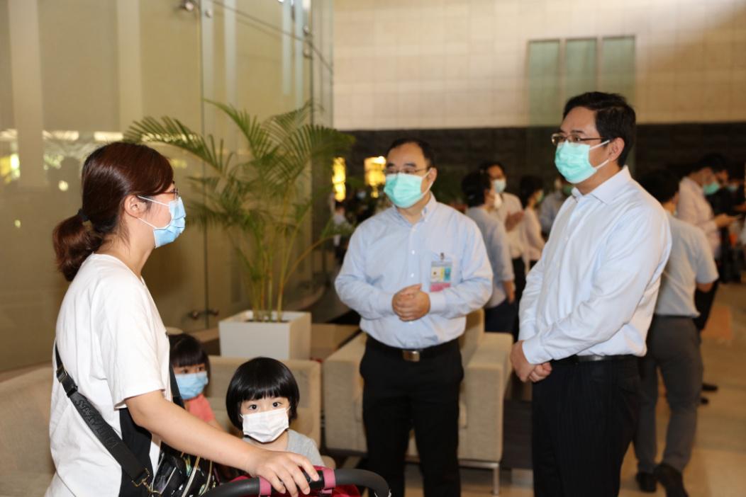 经济日报■中国驻新加坡大使馆协调民航包机 接滞留的147名湖北籍同胞回武汉