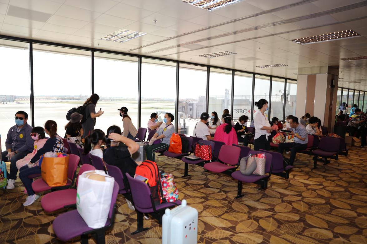 经济日报■中国驻新加坡大使馆协调民航包机 接滞留的147名湖北籍同胞回武汉