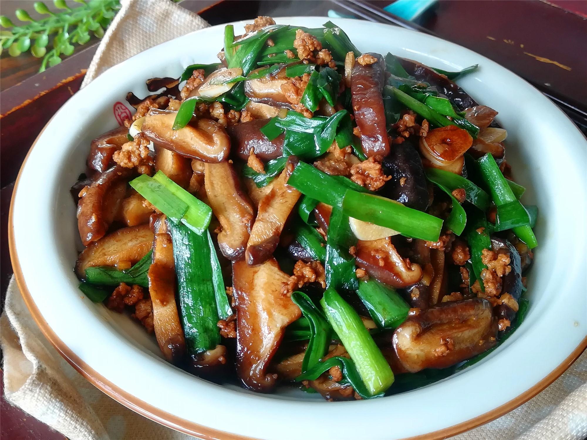 【肉末香菇炒韭菜】所需材料:鲜香菇300克,韭菜1把,猪肉100克,油盐