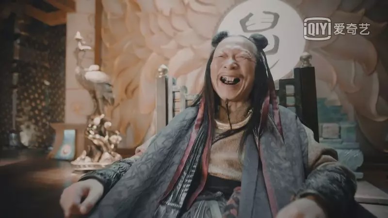 头发稀疏牙齿松落,坐着轮椅这真的不是过年换了身新衣服的裘千尺吗?