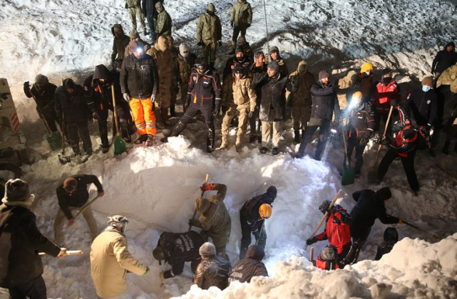 「环球时报」土耳其一公交车遭遇雪崩，二次雪崩时数十名救援人员遇难