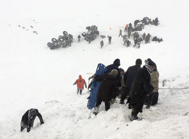 「环球时报」土耳其一公交车遭遇雪崩，二次雪崩时数十名救援人员遇难