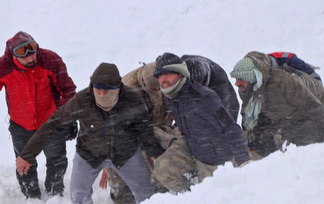 「环球时报」土耳其一公交车遭遇雪崩，二次雪崩时数十名救援人员遇难