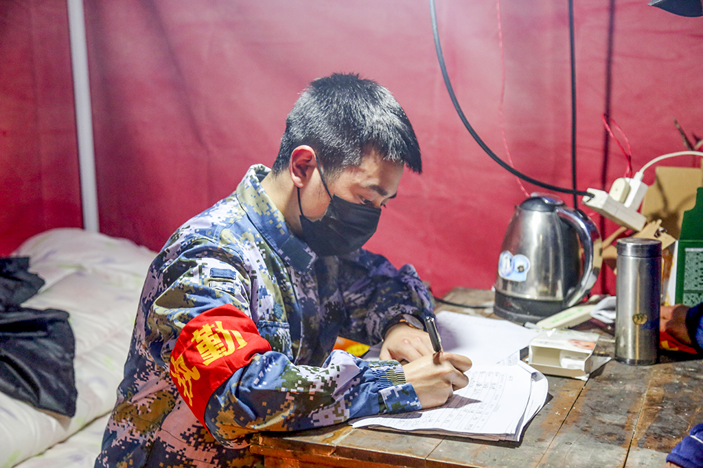 浙江仙居:现役军人值守一线 助力家乡抗击疫情