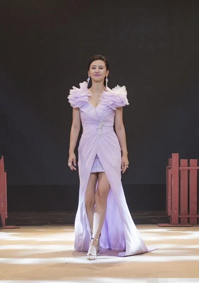 51岁翁虹真敢穿!深v礼裙"撑"出凹凸感,满屏长腿太"惹眼"