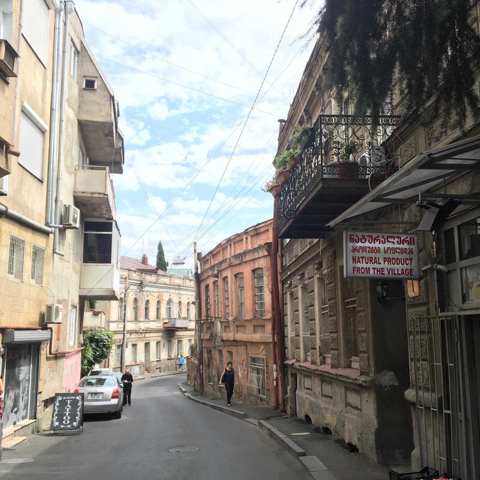 去格鲁吉亚街头买果子吃这座古城太适合闲逛了