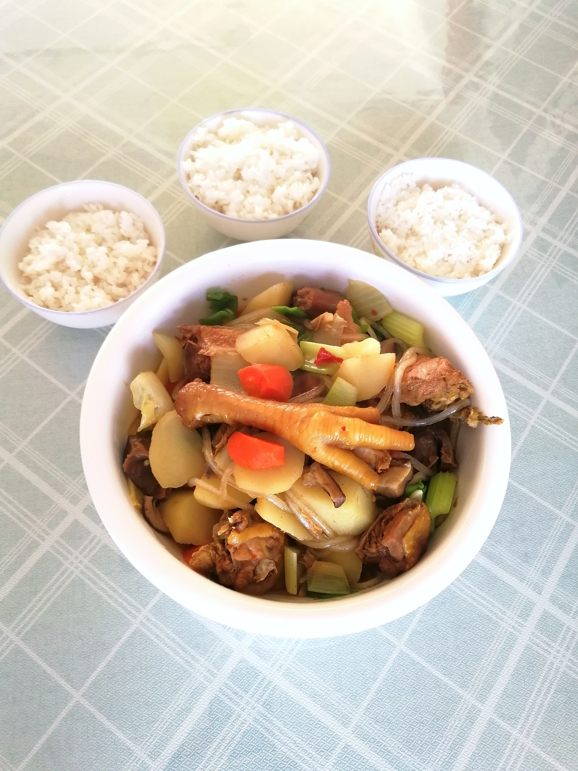 我们家的这个盆有多大,一盆就装一锅的蔬菜.