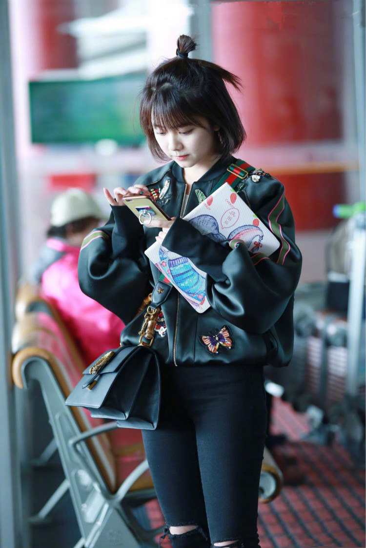 29岁谭松韵童颜逆天娃娃脸太有观众缘穿私服跟张子枫像双胞胎