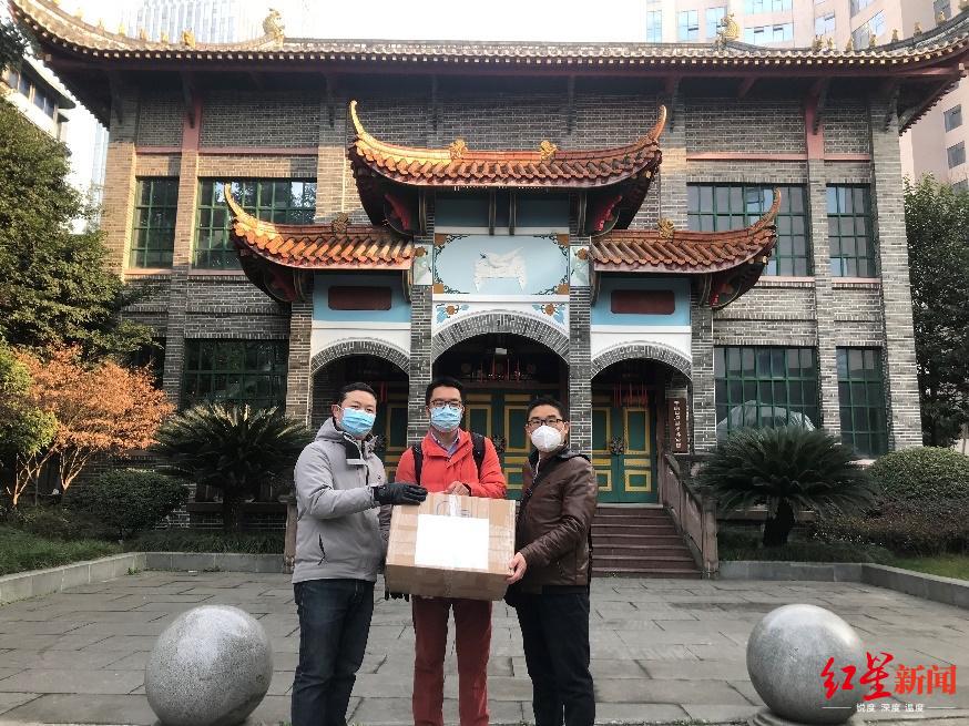 「红星新闻」华西口腔医生新西兰旅游购回千只口罩捐赠：同事们还在一线奋战