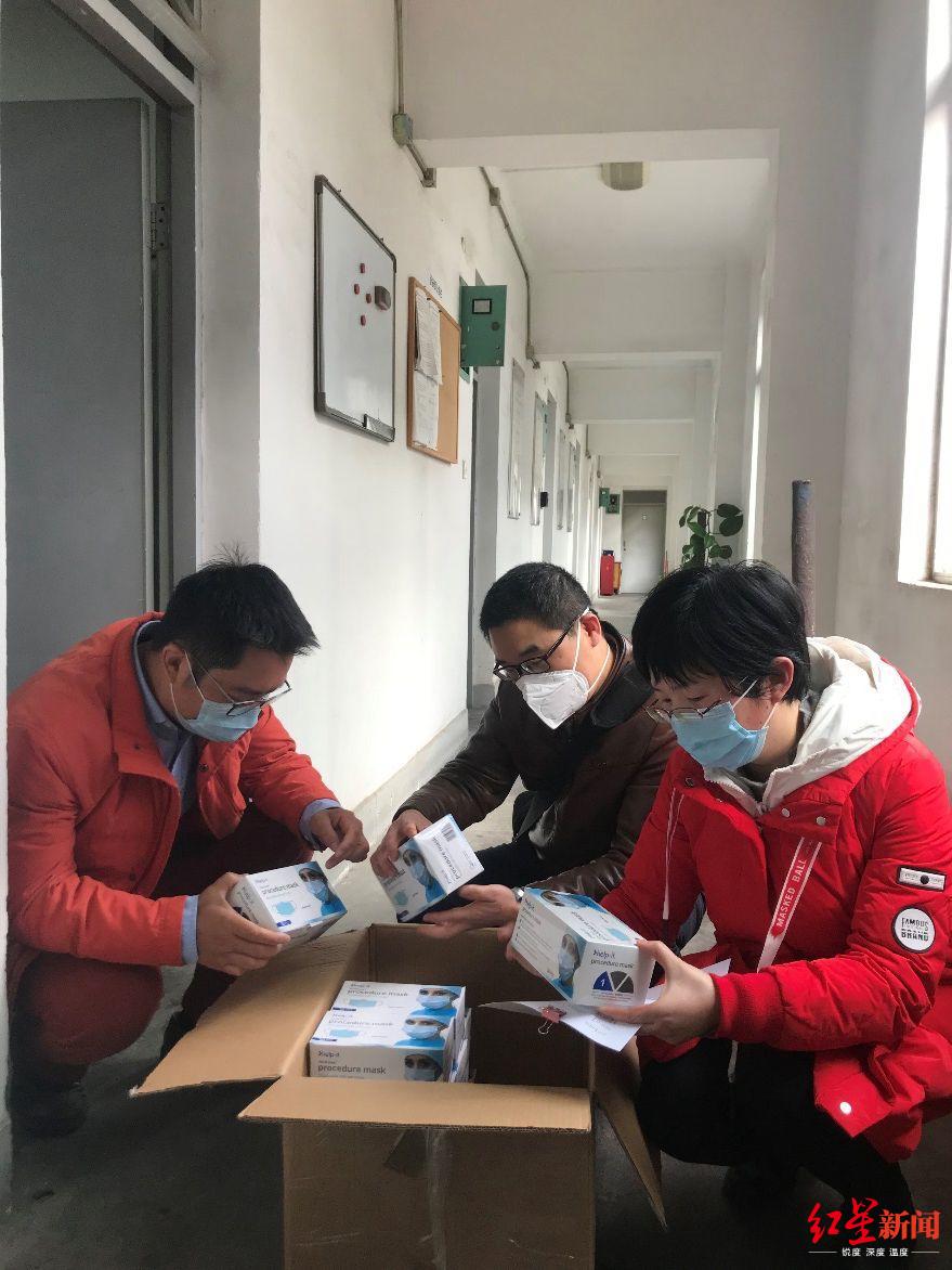 「红星新闻」华西口腔医生新西兰旅游购回千只口罩捐赠：同事们还在一线奋战