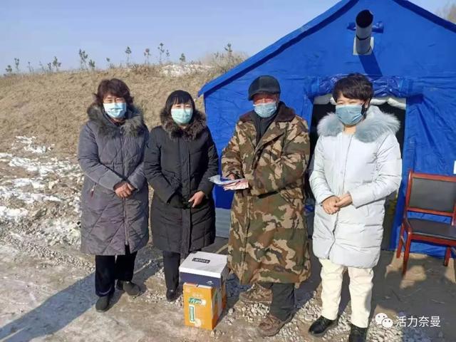 八仙筒镇乌兰额日格嘎查养鸡合作社全体成员为一线防控值班人员捐款