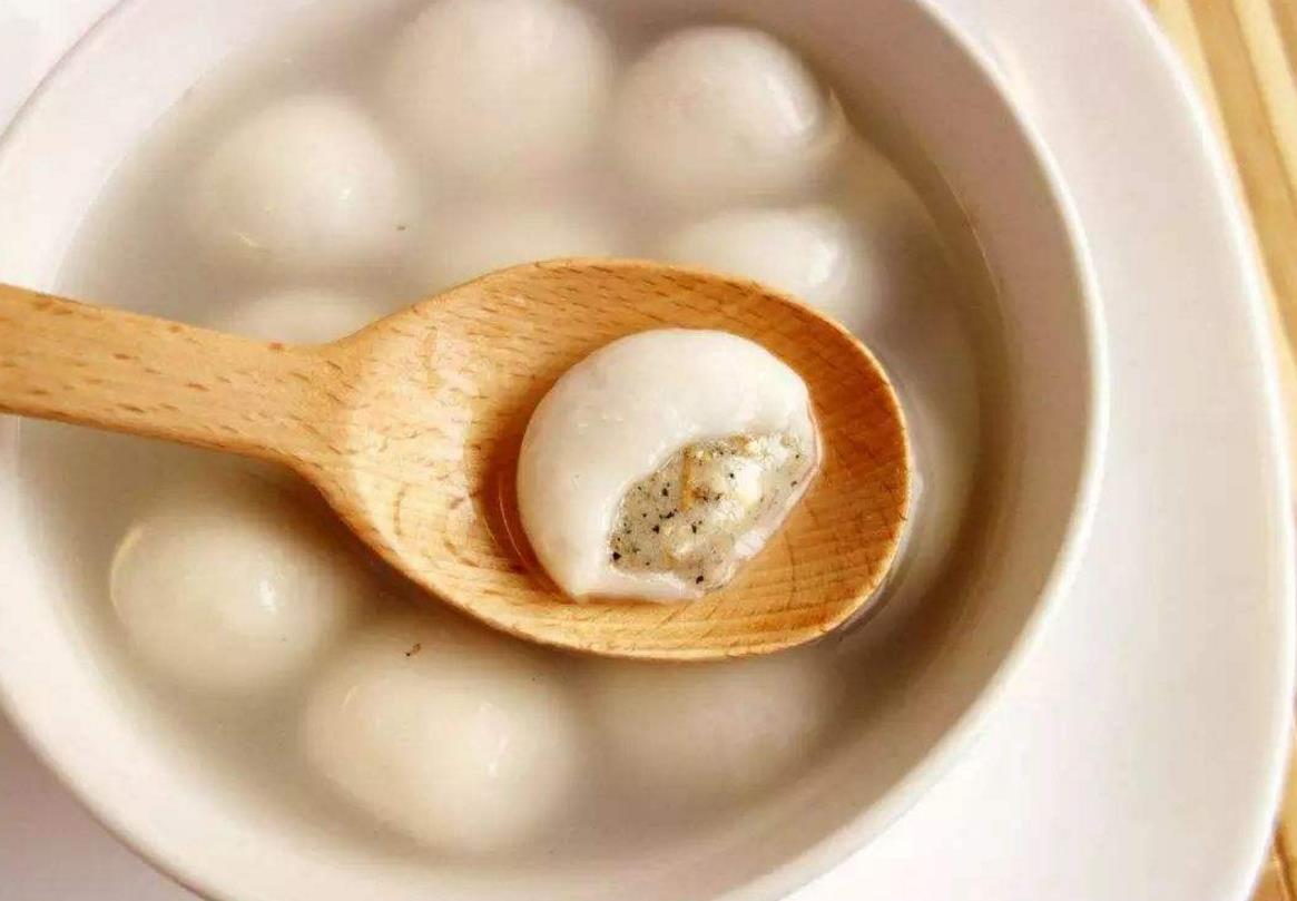 元宵节吃汤圆各种口味总有一种是你喜欢的说出你的最爱吧