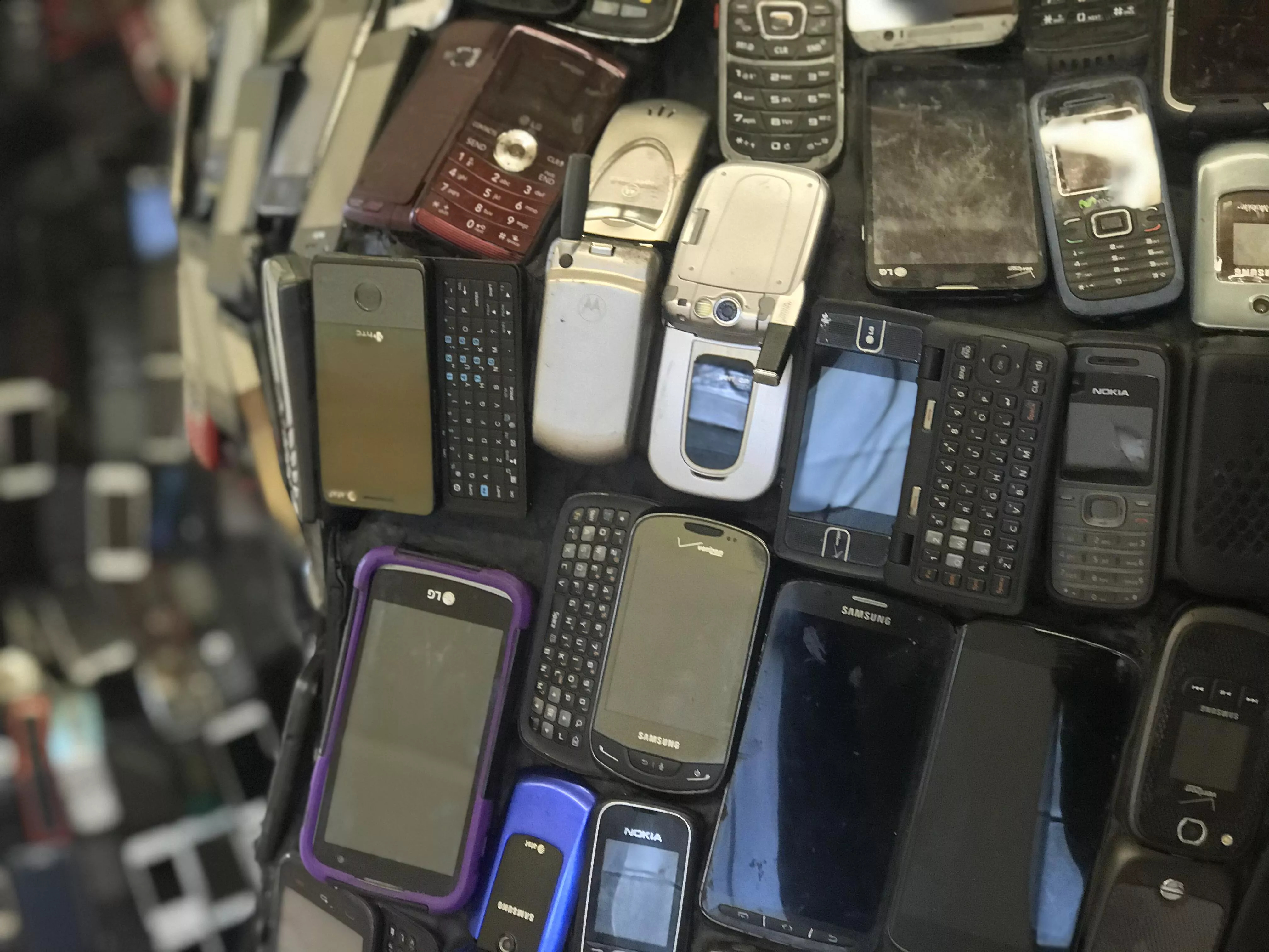 艺术家用废旧电子产品做雕塑你能认出哪些产品