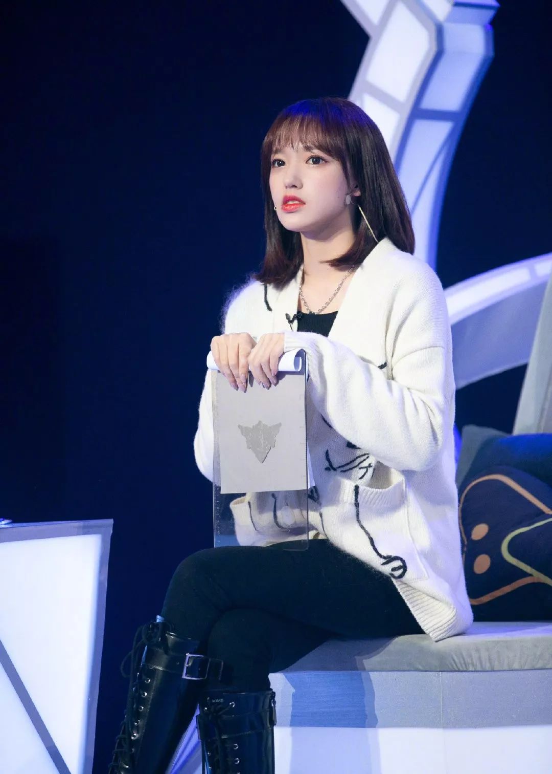 "漫撕少女"程潇终于营业,穿骑士靴秀美腿,网友:大象腿哪呢?