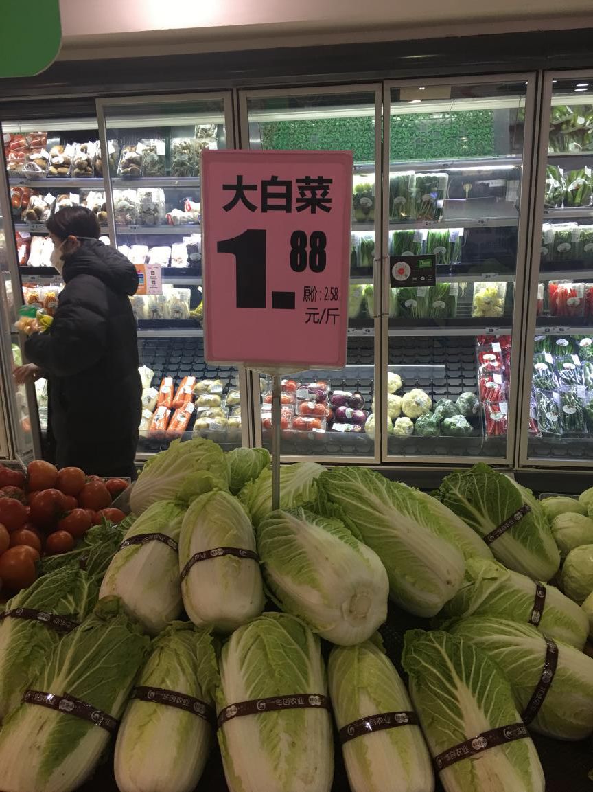 25地超市拍价签:大白菜真是白菜价!