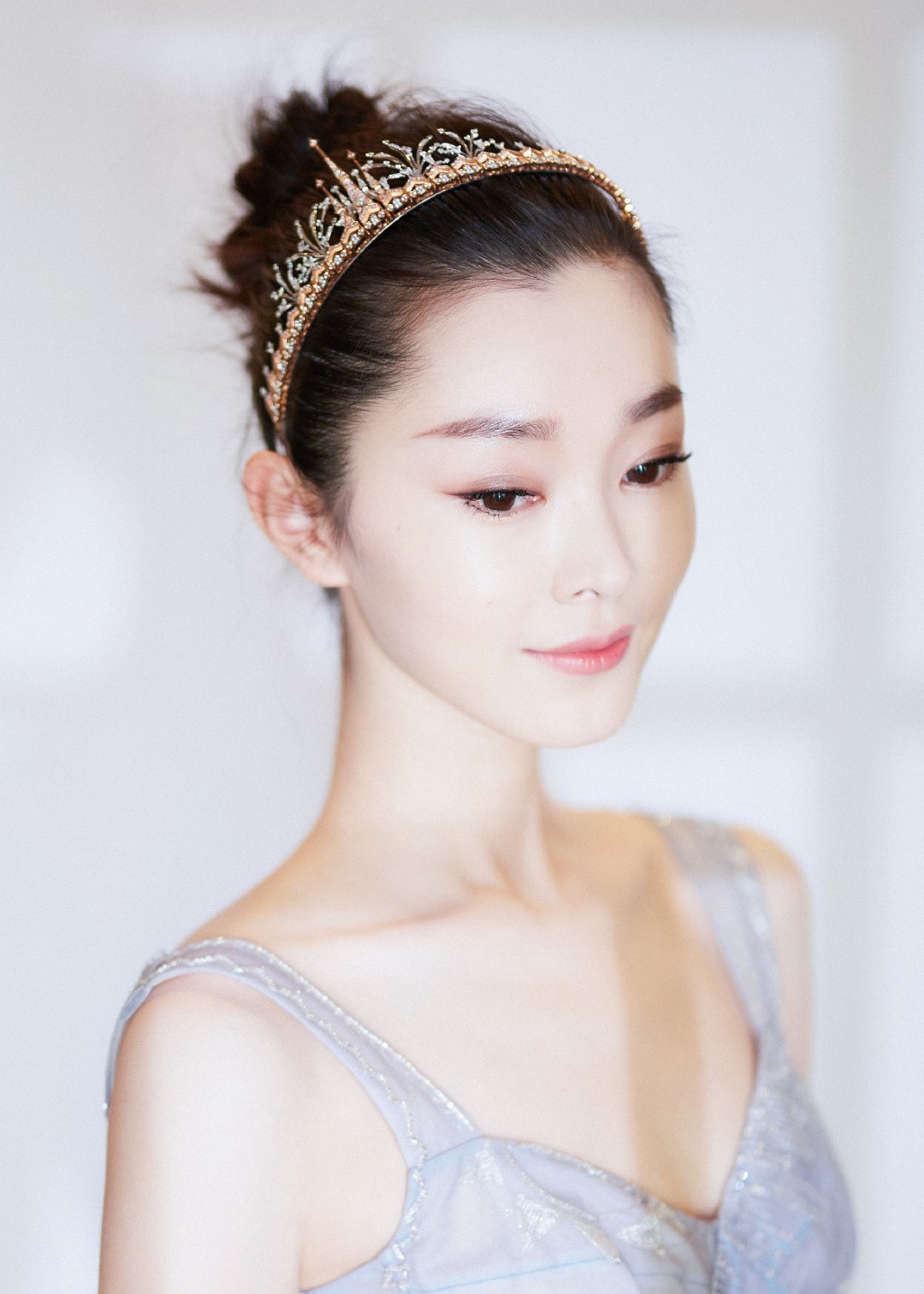 30岁宋轶拍摄时尚大片一身红色印花长裙硬勒出小腹简直太拼了